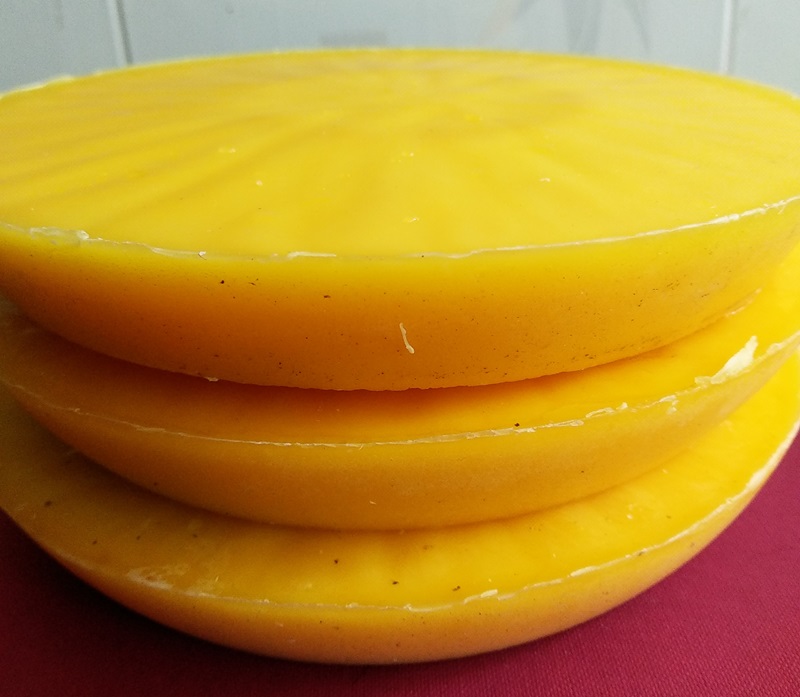 sáp ong là nguyên liệu chính để làm ra các thành phẩm chất lượng cao