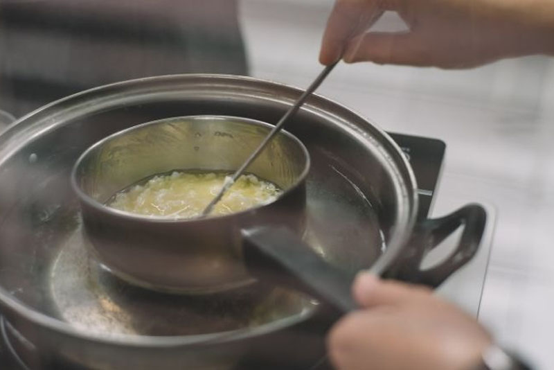 Đun chảy lại sáp nến để tái sử dụng