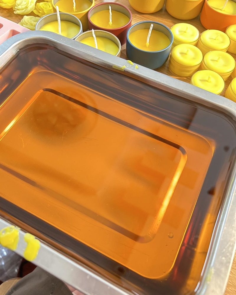 Giữ nhiệt độ phòng ở mức 25-28°C để sáp nguội chậm hơn